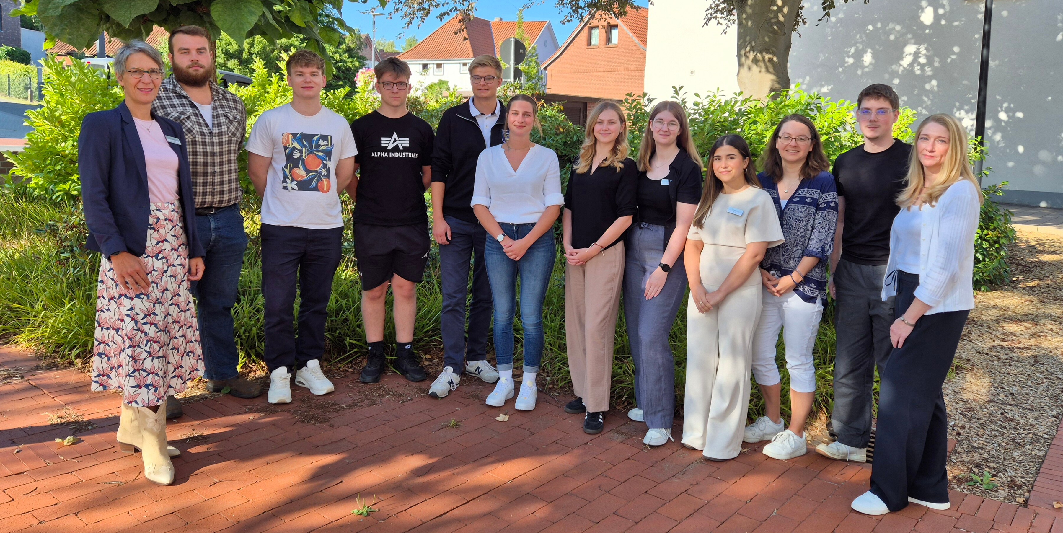 Kreisrätin Cornelia Reithmeier (1. von links) und die Ausbildungsleitung Tanja von Fintel (1. von rechts) beglückwünschten die Auszubildenden sowie die Studierenden. Kreisrätin Cornelia Reithmeier (1. von links) und die Ausbildungsleitung Tanja von Fintel (1. von rechts) beglückwünschten die Auszubildenden sowie die Studierenden.