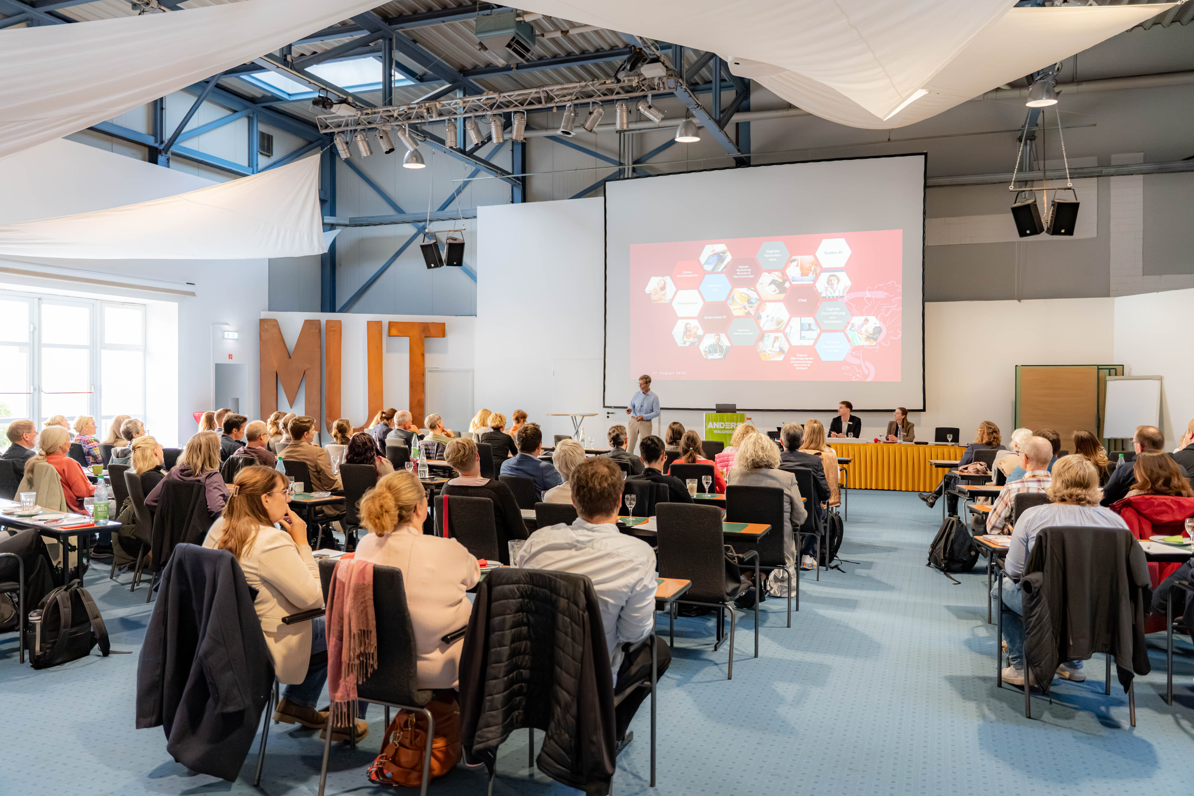 Teilnehmende hören gespannt dem Austrag zu. Teilnehmende hören gespannt dem Austrag zu.