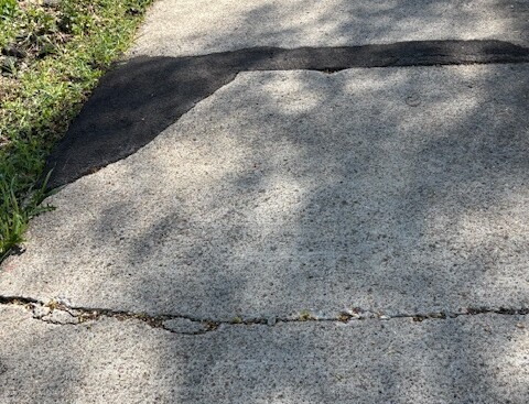 Der Radweg an der K 136 ist stark verdrückt, gerissen und teilweise abgeplatzt.