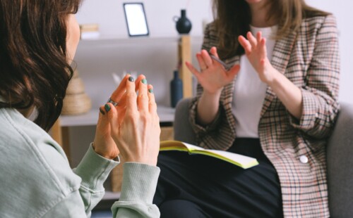 Zwei Frauen tauschen sich aus. Zwei Frauen tauschen sich aus.