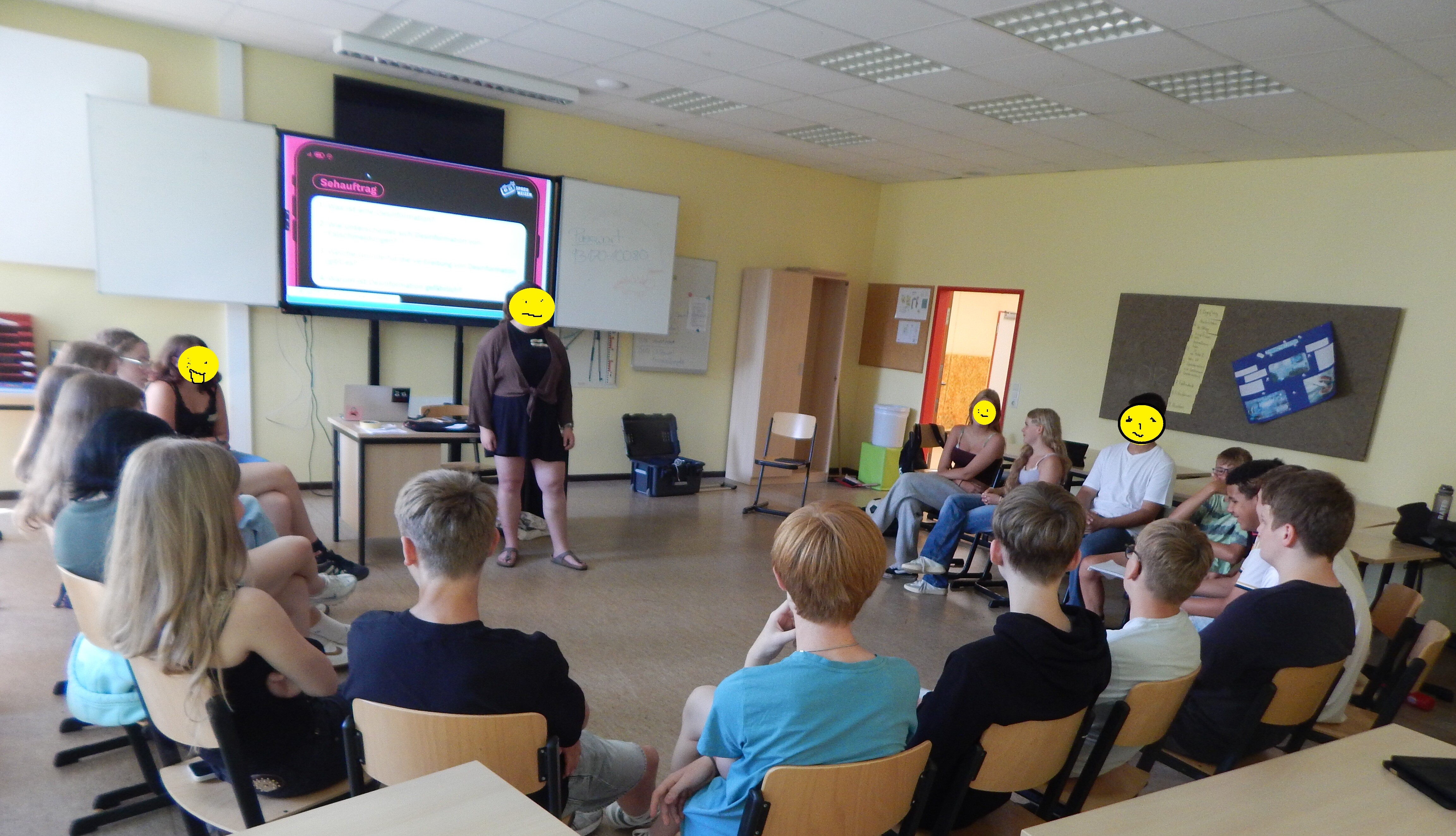 Die Teilnehmenden sitzen in einem Klassenraum und hören dem Vortragenden gespannt zu. Die Teilnehmenden sitzen in einem Klassenraum und hören dem Vortragenden gespannt zu.