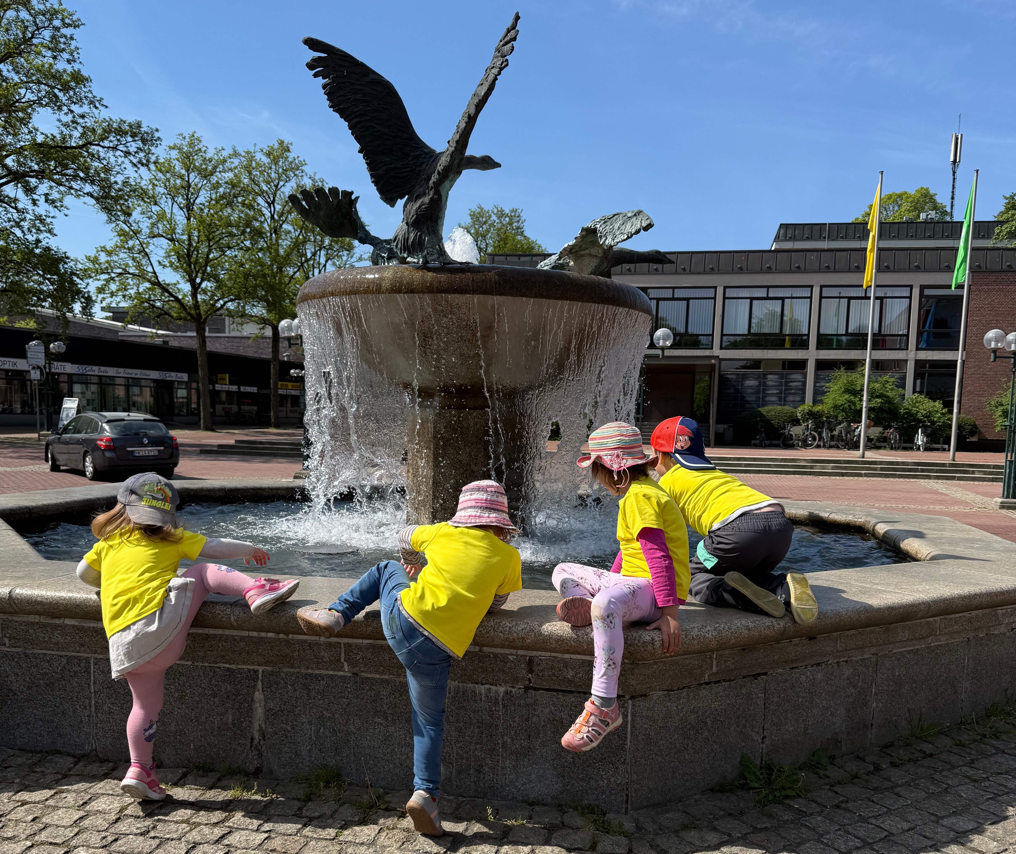Kinder spielen an einem Brunnen. Kinder spielen an einem Brunnen.