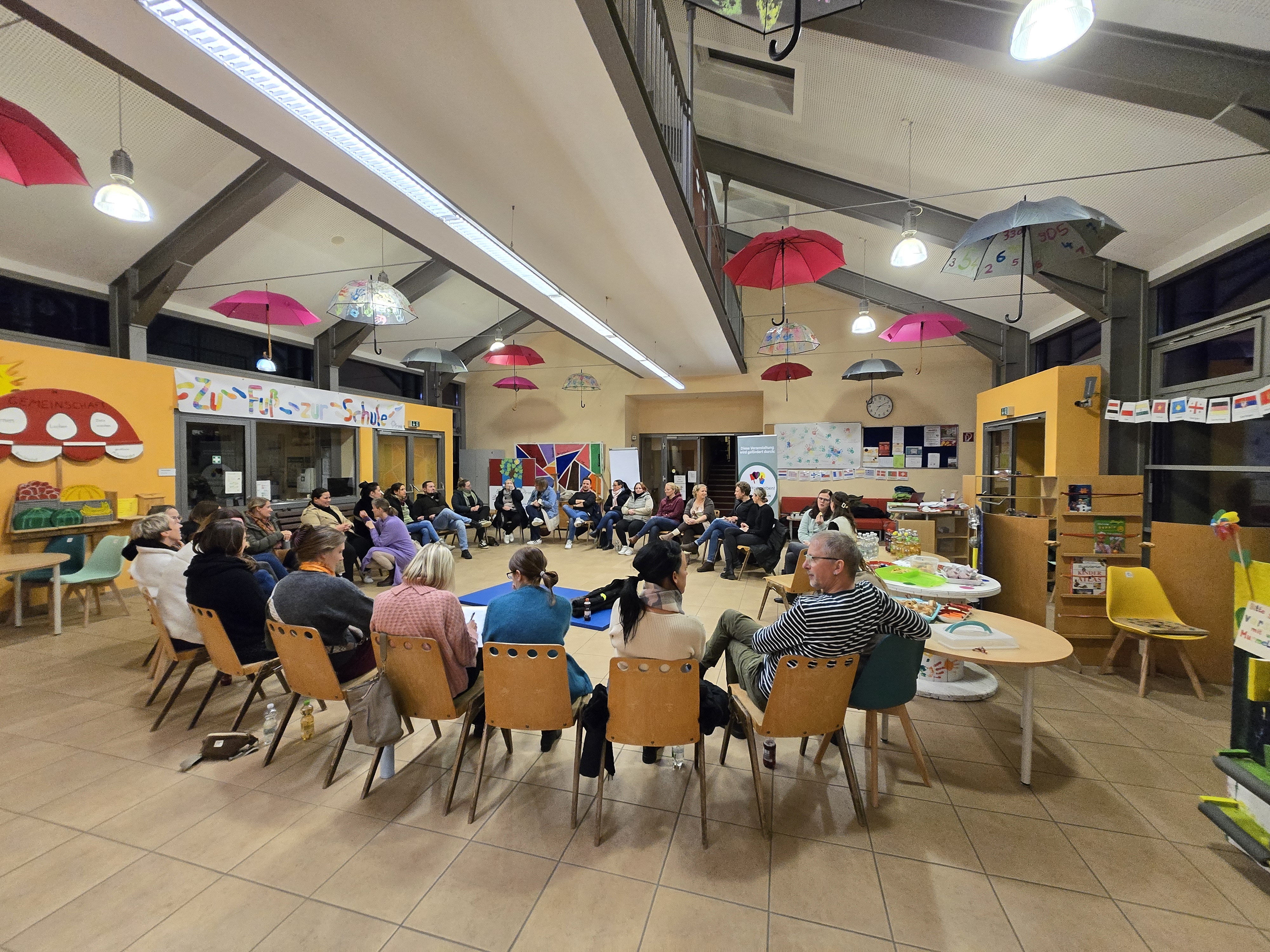 Eltern tauschen sich untereinander aus.