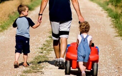 Eine Person geht auf einem Feldweg mit deinen Jungs lang. Eine Person geht auf einem Feldweg mit deinen Jungs lang.