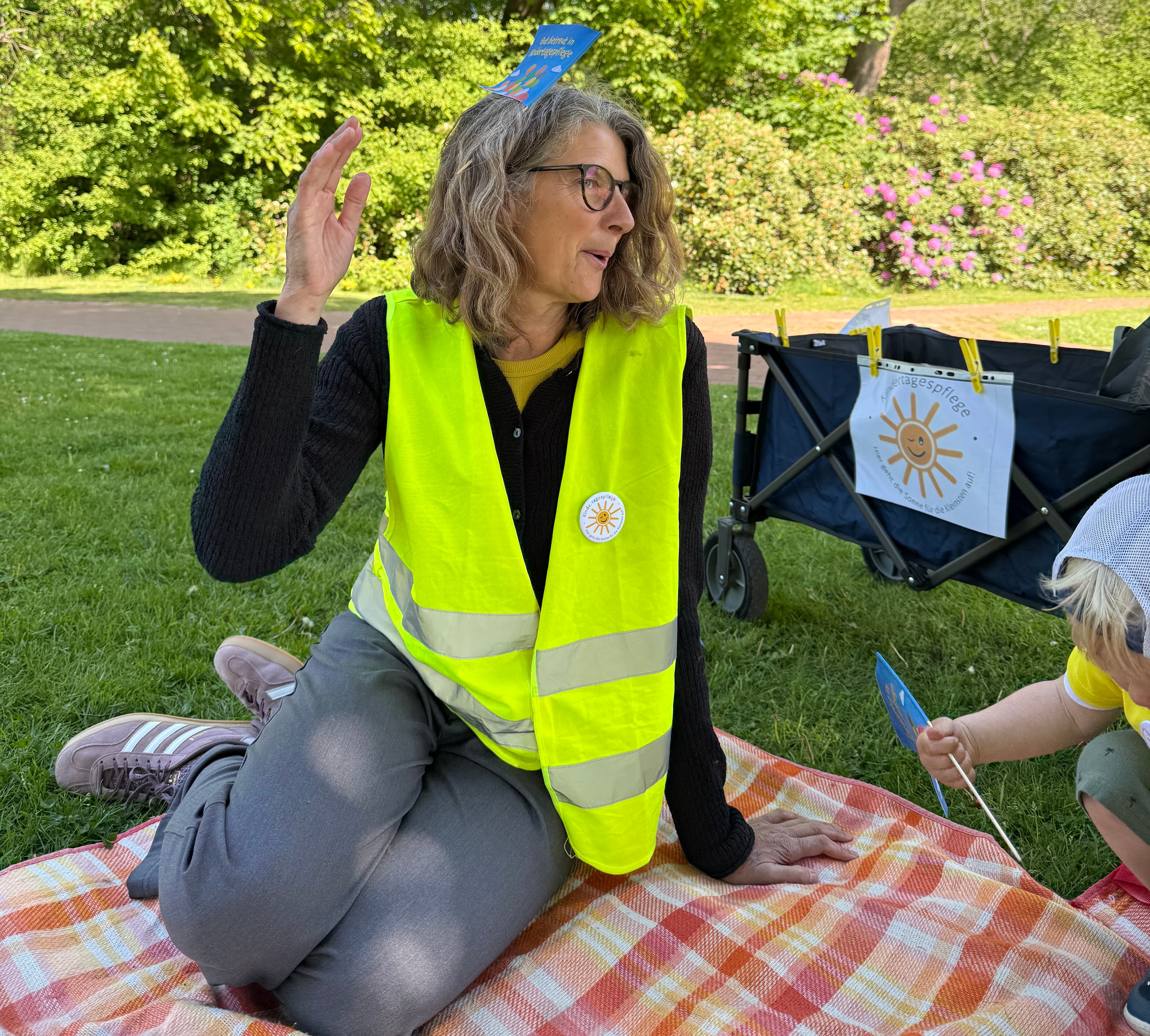 Kinder und Erwachsene spielen zusammen im Grünen. Kinder und Erwachsene spielen zusammen im Grünen.