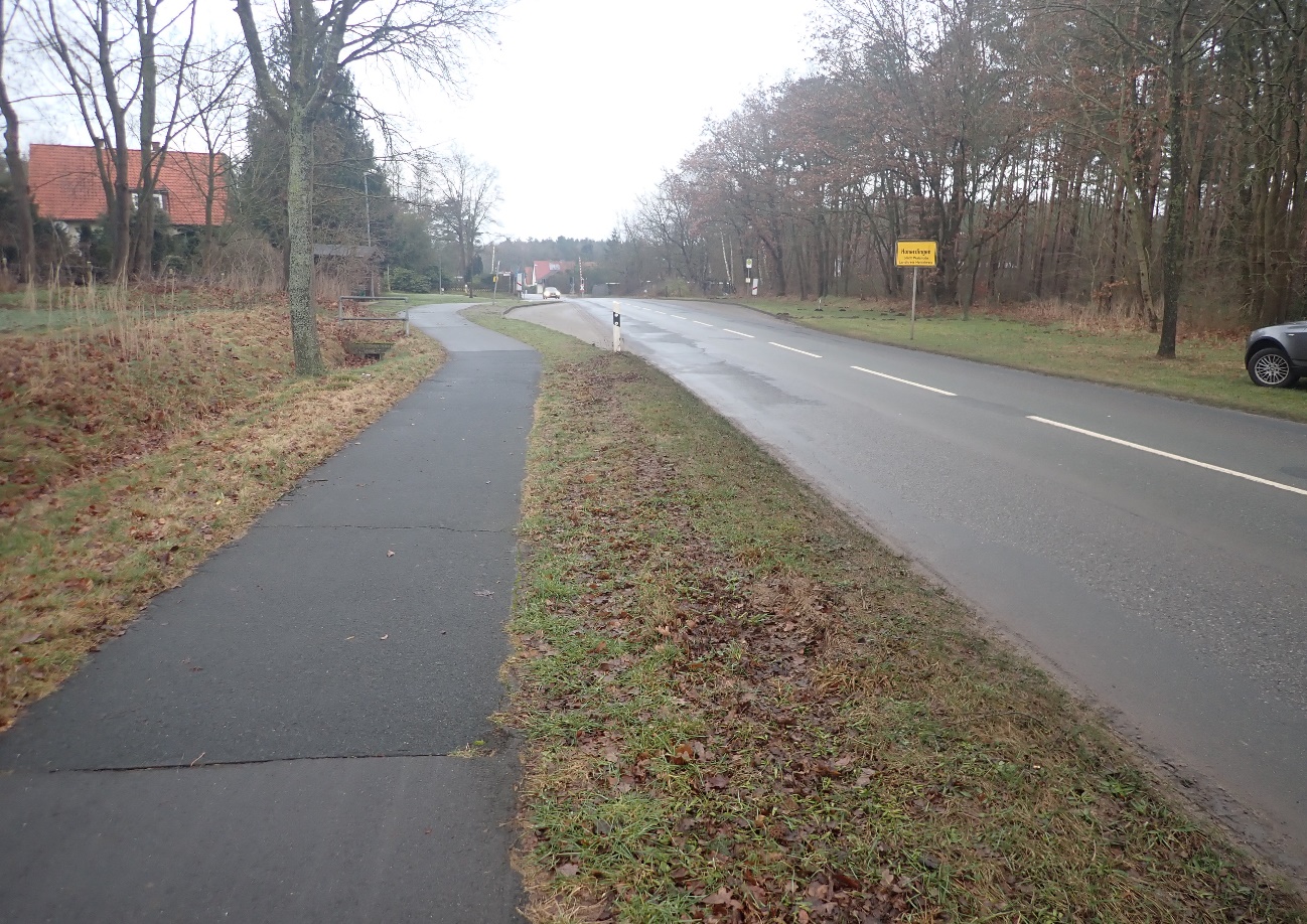 Die K 135 mit Radweg und Straßenschäden. Die K 135 mit Radweg und Straßenschäden.