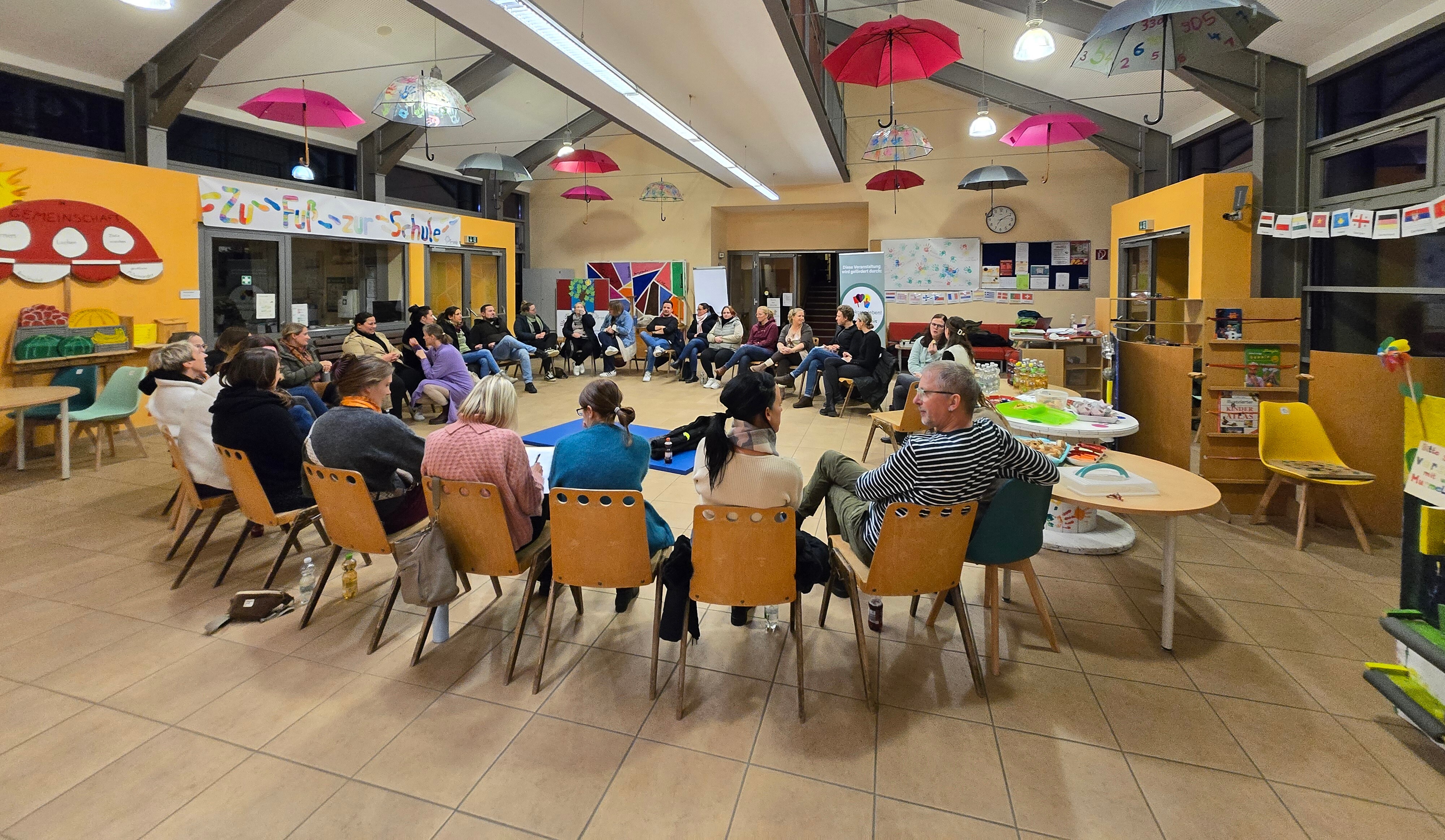 Eltern tauschen sich untereinander aus.