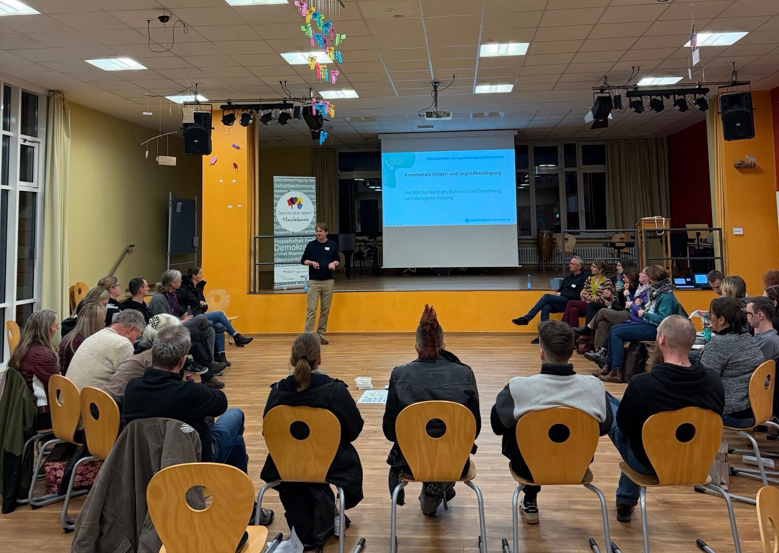 Teilnehmende Hören dem Vortragendem zu.