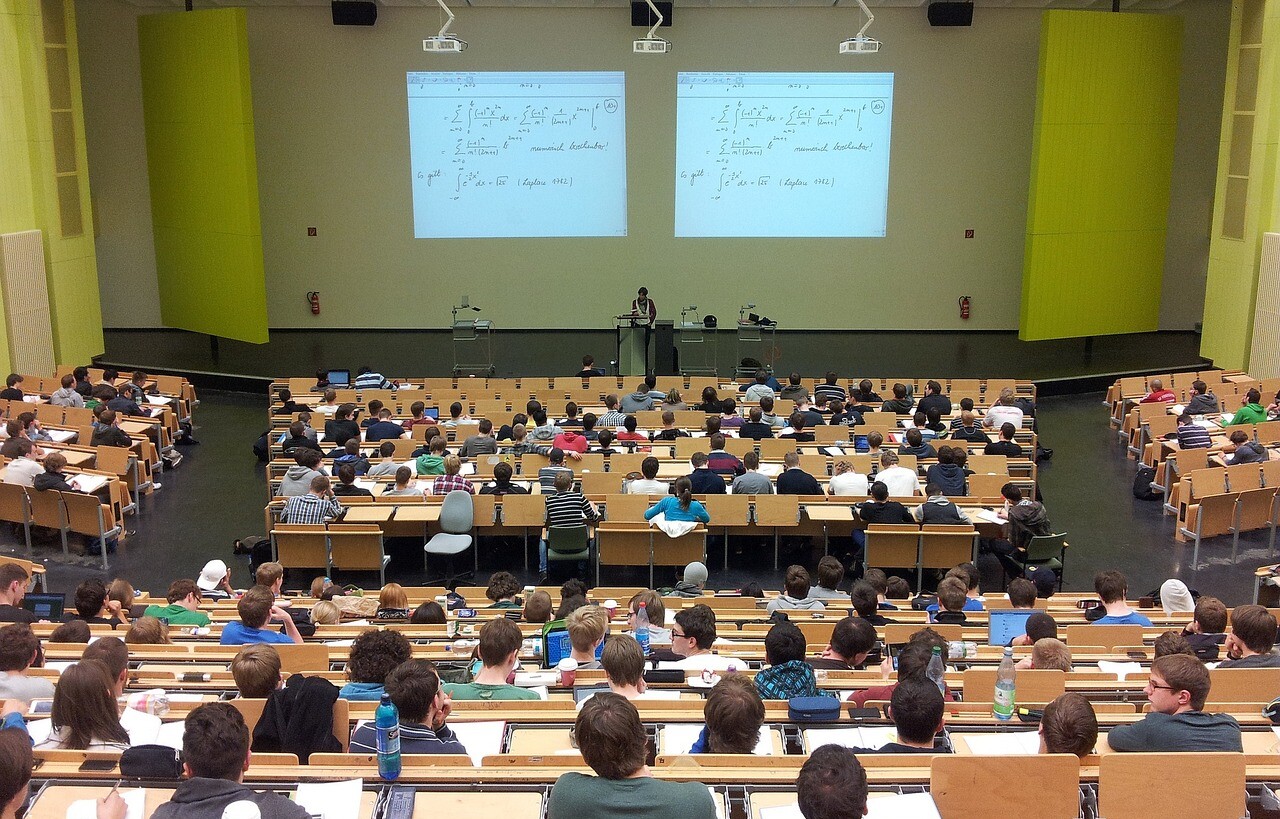 Junge Menschen im Hörsaal der Universität.