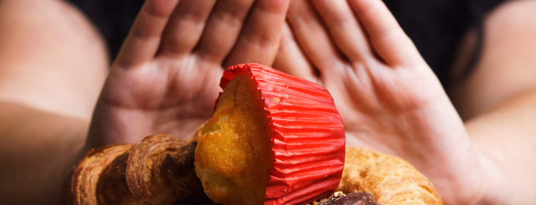 Eine Person schiebt mir seinen Händen Essen weg. 