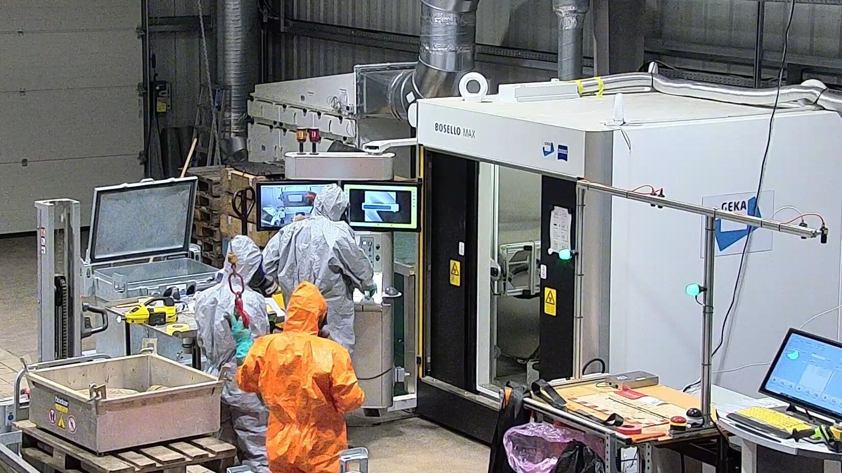 20.03.2024: Fachkräfte in der E.R.T.-Halle (Erfassen-Röntgen-Transport) beim Arbeiten 