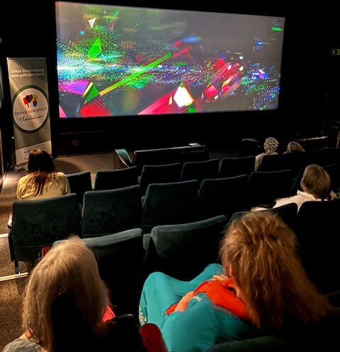 Kinder schauen einen Film Kinder schauen einen Film