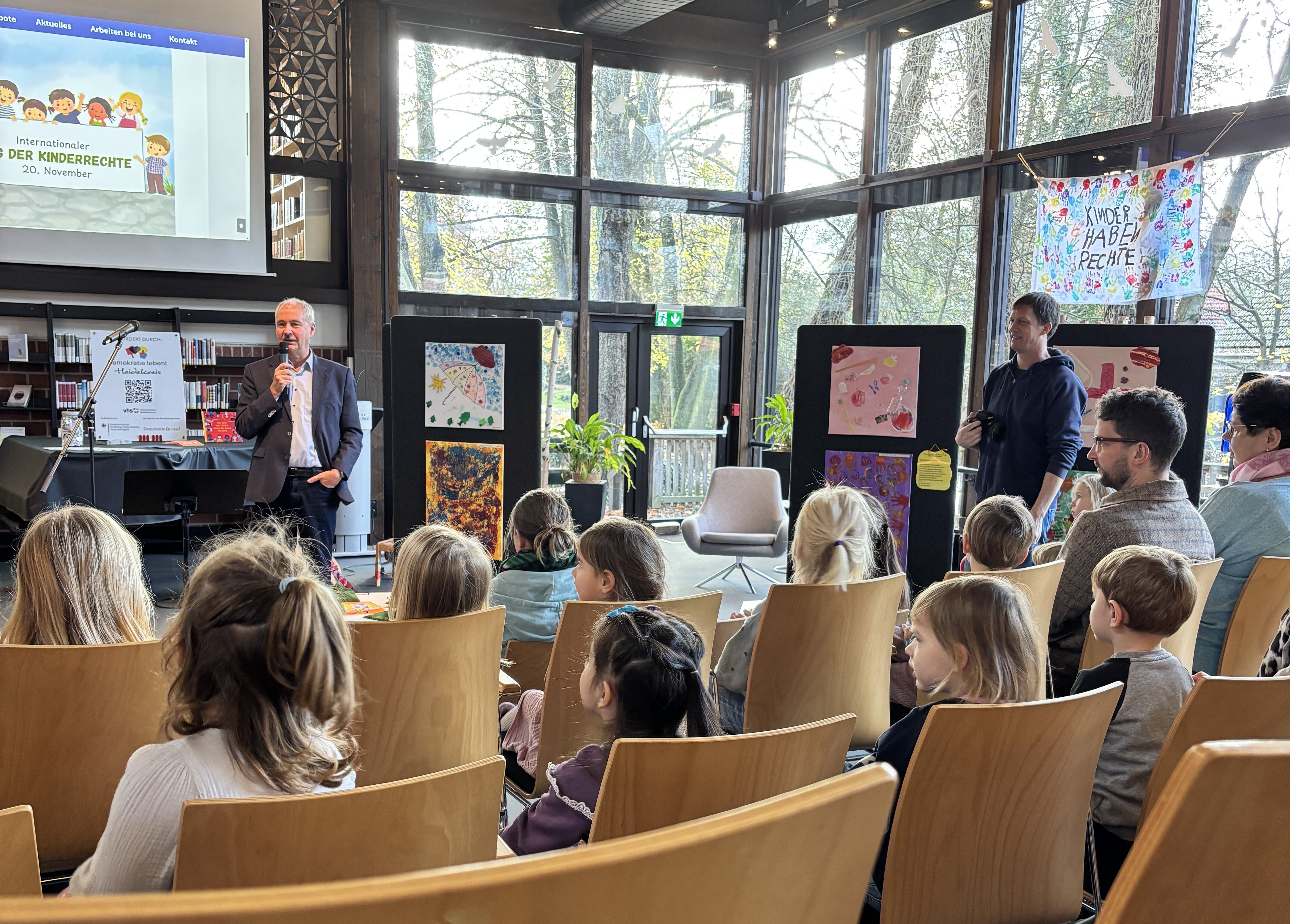 Kinder hören gespannt dem Vortrag zu. 