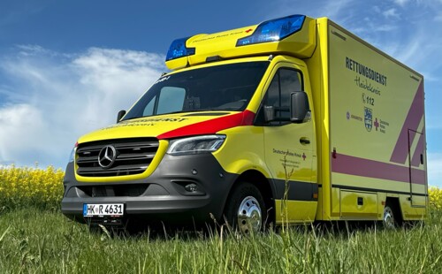 Ein gelbes Rettungsfahrzeug steht auf einer Wiese im Heidekreis