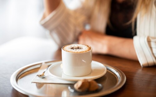Auf einem Tablett steht eine Kaffeetasse. Auf einem Tablett steht eine Kaffeetasse.