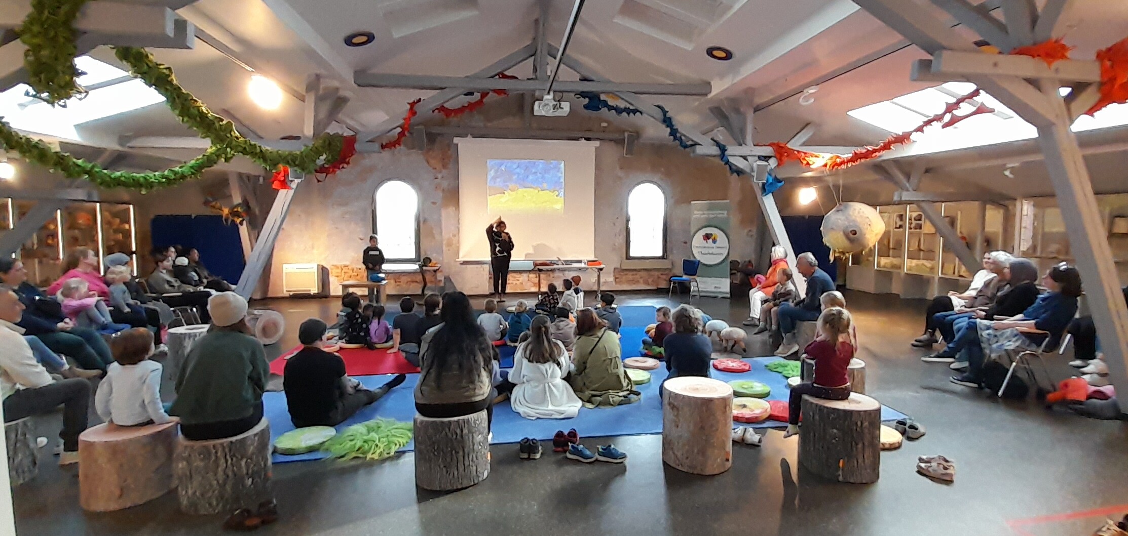 Erzähltheater in Soltau - Kinder hören gespannt zu