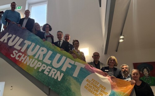 Die Akteure von "Kulturluft schnuppern" stehen auf einer Treppe 