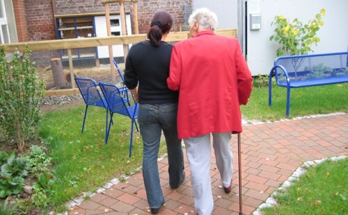 Zwei ältere Menschen gehen spazieren.