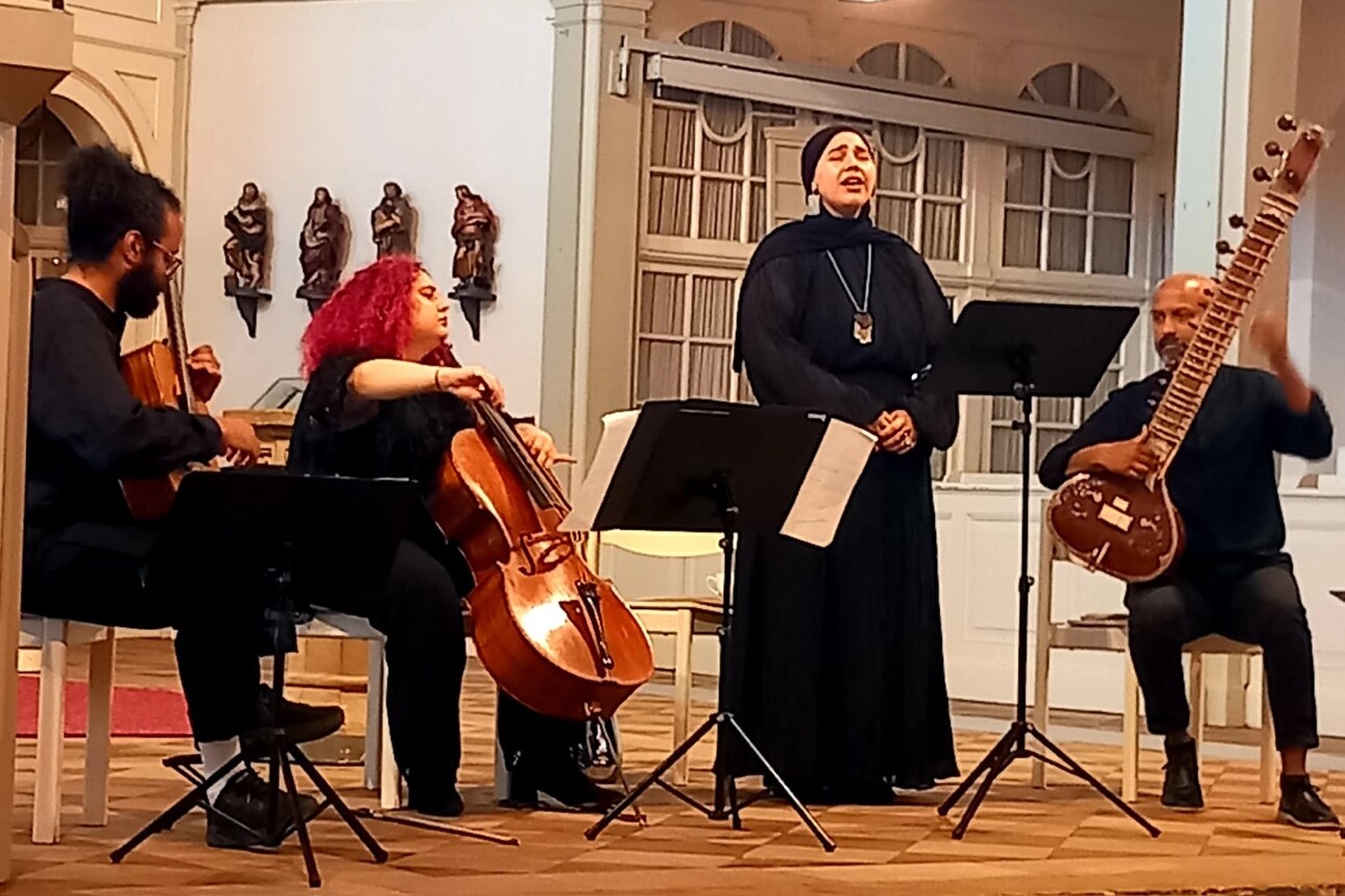 Eine Gruppe von vier Musikern Eine Gruppe von vier Musikern