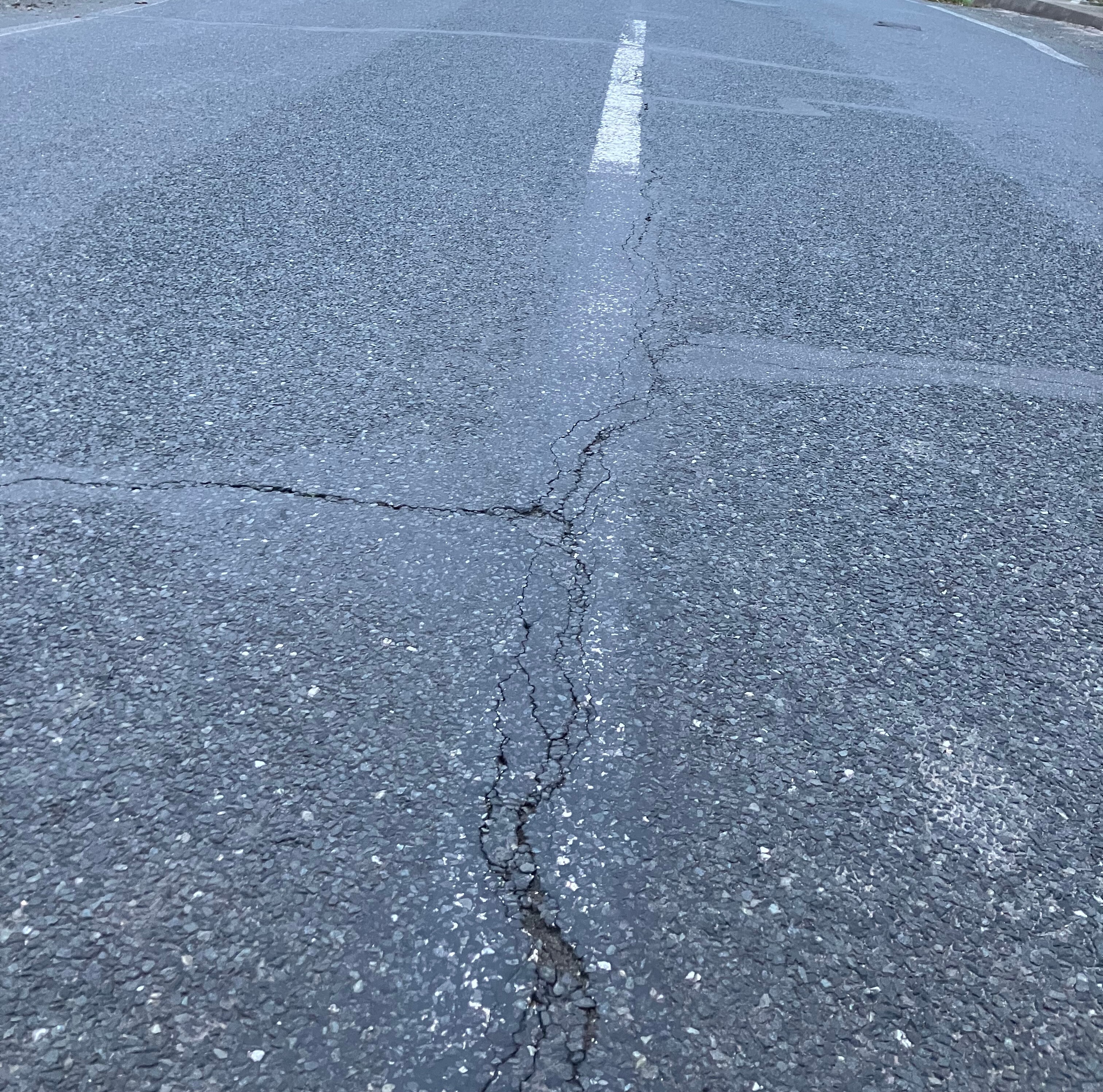 Die K 16 mit deutlichen Rissen in der Straße.