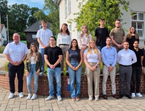 13 neue Nachwuchskräfte starten ihre Ausbildung 13 neue Nachwuchskräfte starten ihre Ausbildung