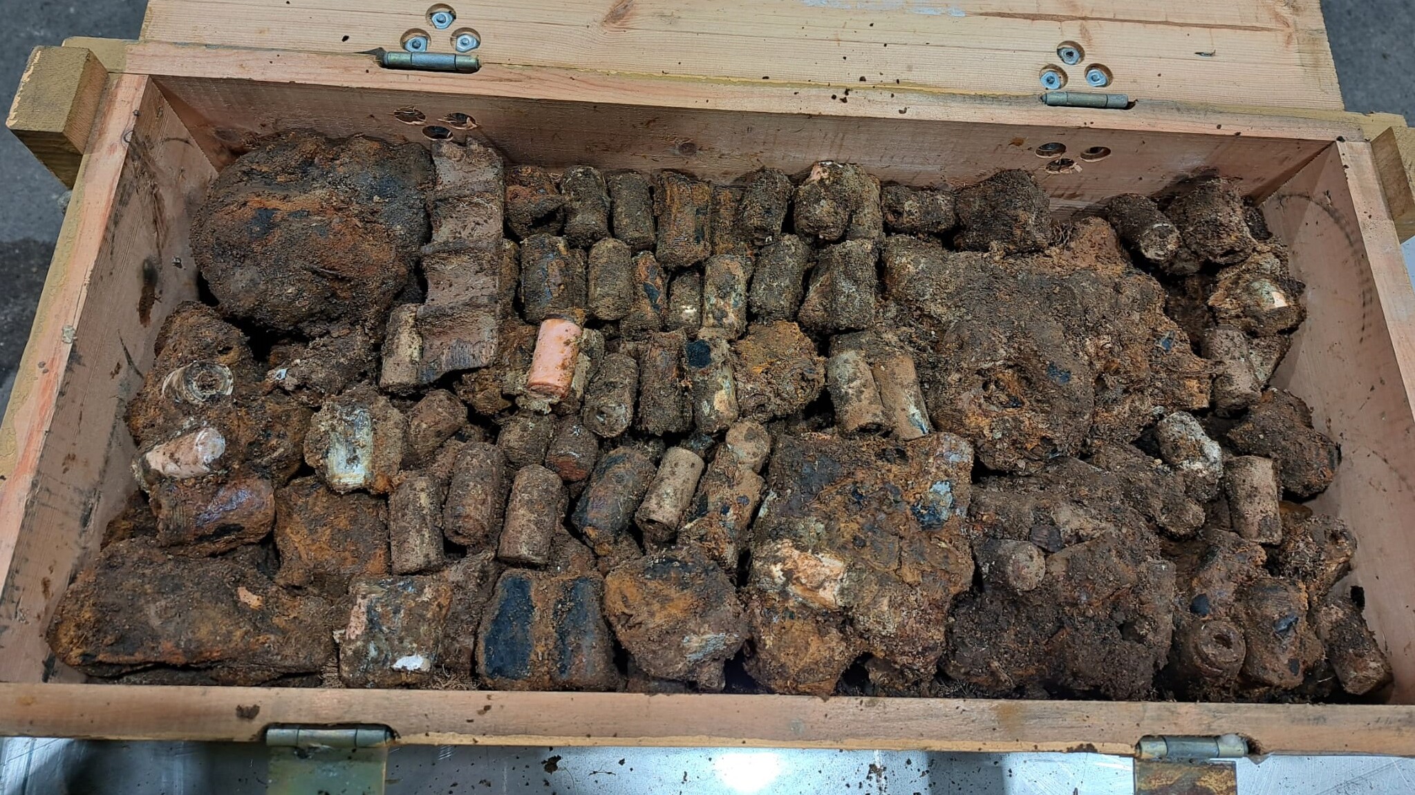 29.11.2023 - Munitionskiste mit "Kurze Zündladung C98"  © GEKA Munster