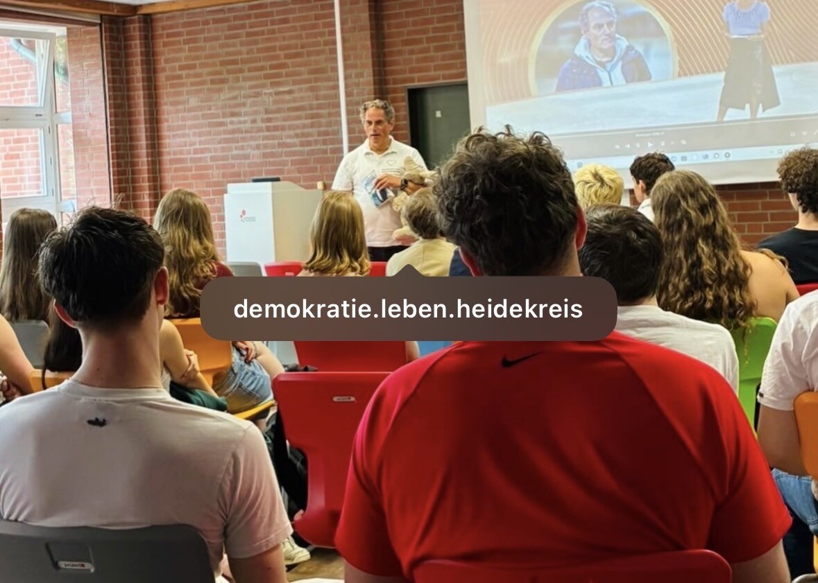 Jugendliche hören einem Dozenten zu Jugendliche hören einem Dozenten zu