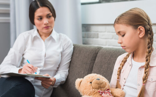 Ein Kind ist mit seinem Teddy in der Beratung. Ein Kind ist mit seinem Teddy in der Beratung.