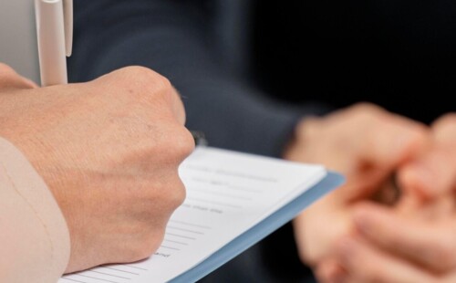 Eine Person schreibt etwas auf. 