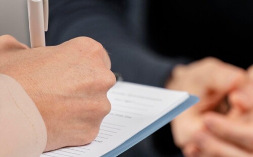 Eine Person schreibt etwas auf. 