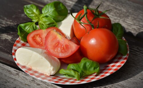 Tomaten und Mozzarella liegen auf einem Teller..