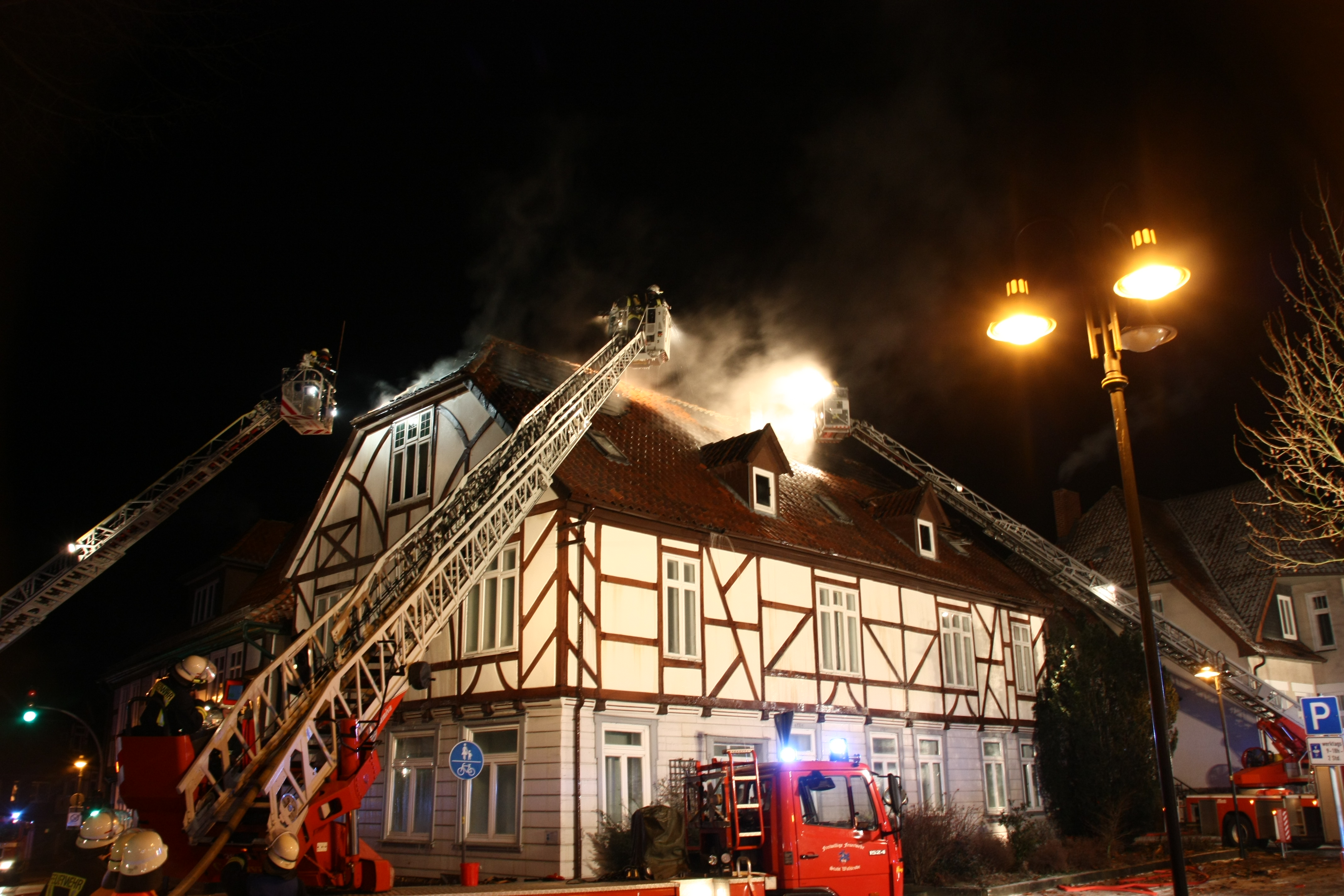 Feuerwehreinsatz an einem brennenden Haus Feuerwehreinsatz an einem brennenden Haus