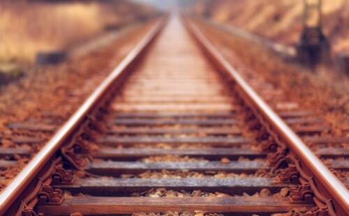 Schienen eines Zuges führen durch die Landschaft