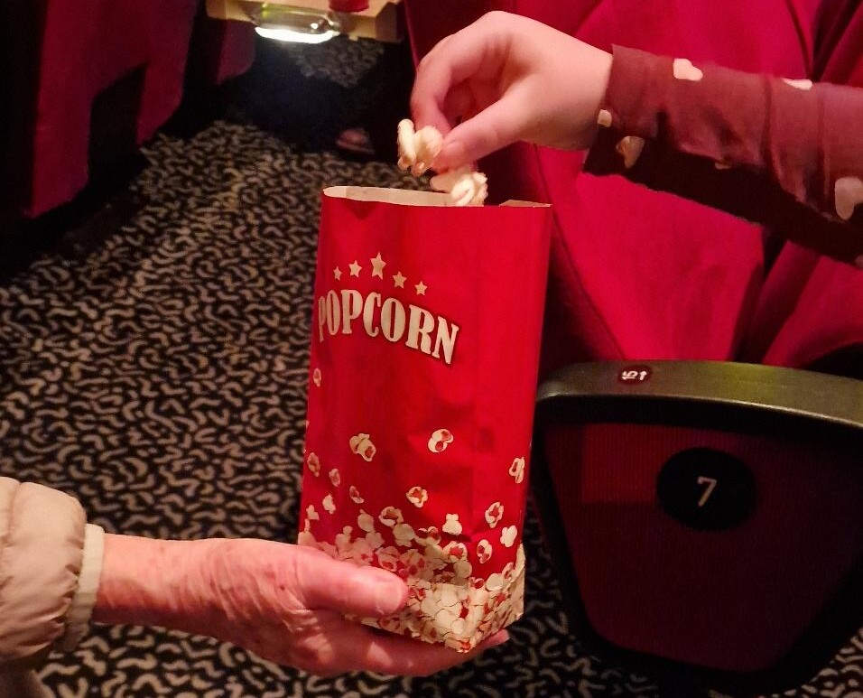Eine Popcorntüte im Kino.