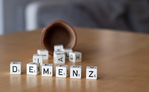 Würfel liegen nebeneinander und ergeben das Wort Demenz. Würfel liegen nebeneinander und ergeben das Wort Demenz.