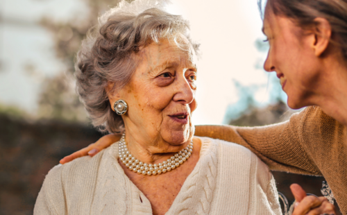 Eine Person kümmert sich um eine ältere Person. Eine Person kümmert sich um eine ältere Person.