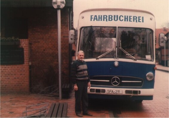 Der erste Bücherbus mit seinem Fahrer  (1975) 