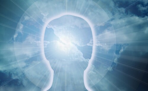 Im Himmel ist ein Kopf angedeutet und eine Sonne die Strahlen erzeugt. Im Himmel ist ein Kopf angedeutet und eine Sonne die Strahlen erzeugt.