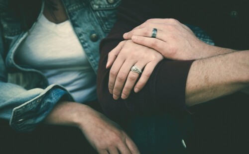 Hände halten einander fest