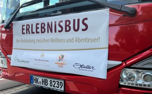Die Front eines Busses mit einem Banner zum Erlebnisbus.